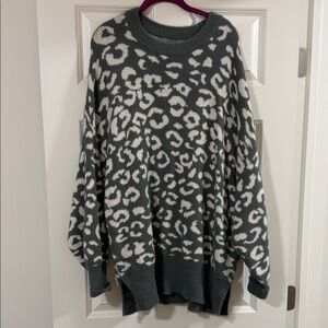 Aerie Cozy Oversized Gray & Cream Leopard Sweater